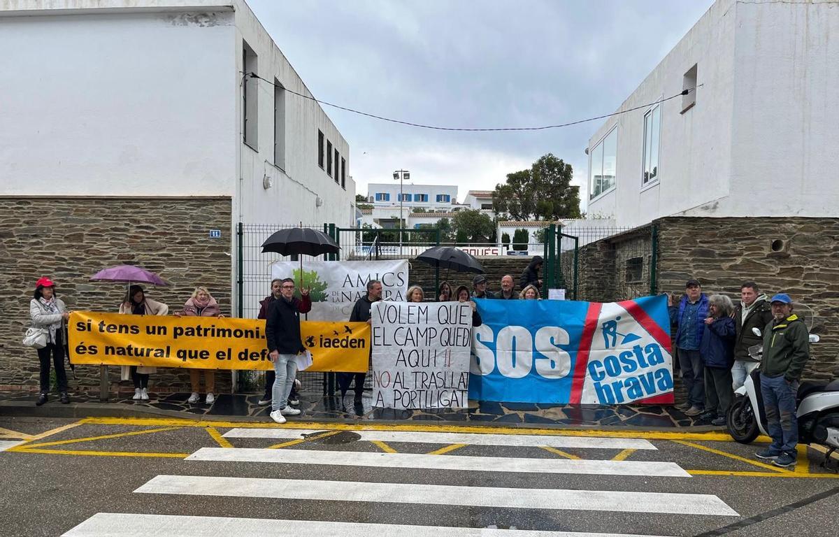 Una protesta,  de l'any 2024, en contra del trasllat del camp a Portlligat.