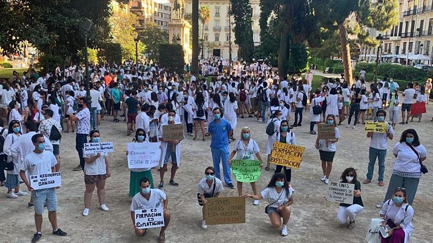 Médicos residentes durante su movilización de ayer por las calles de València.