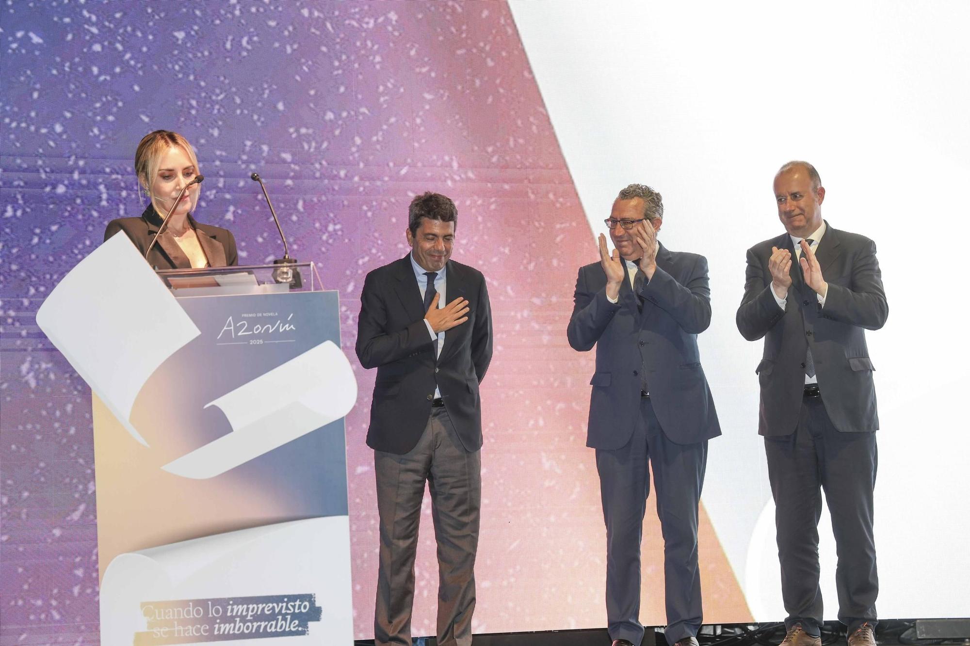 Rosario Raro gana el Premio Azorín de Novela 2025 con "La novia de la paz"