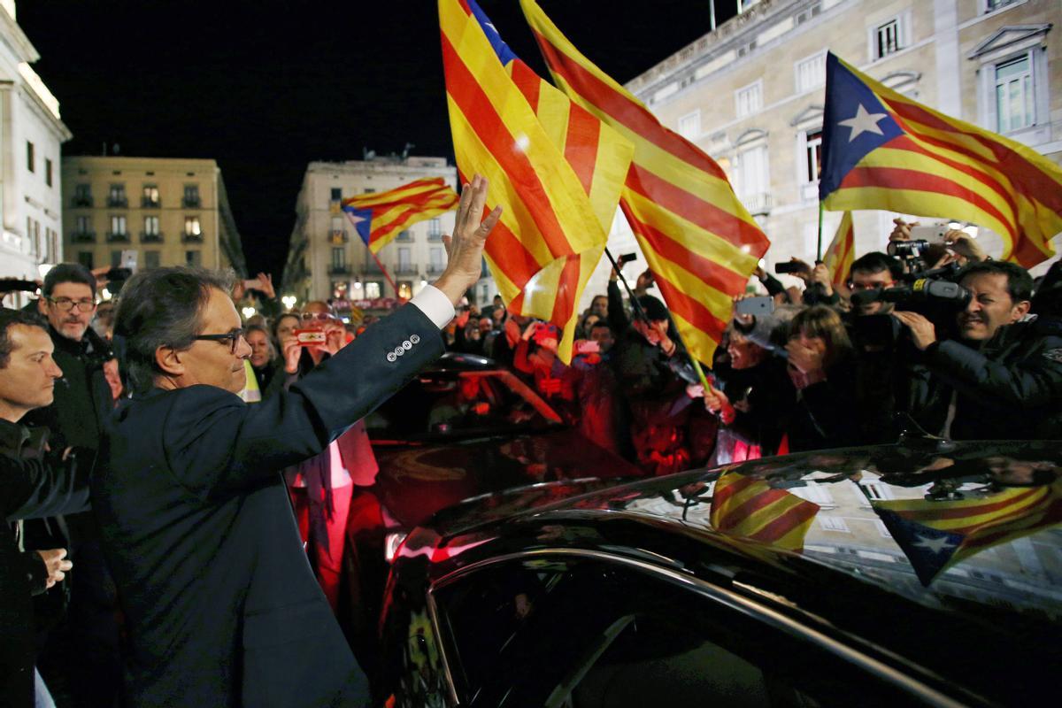 El 7 de enero del 2016, Artur Mas realizó una comparecencia informativa en el Palau de la Generalitat, el día antes de la investidura de Carles Puigdemont en el Parlament. Después del acto, muchos ciudadanos fueron a despedirse de él en la plaza de Sant Jaume, momento que recoge la foto.