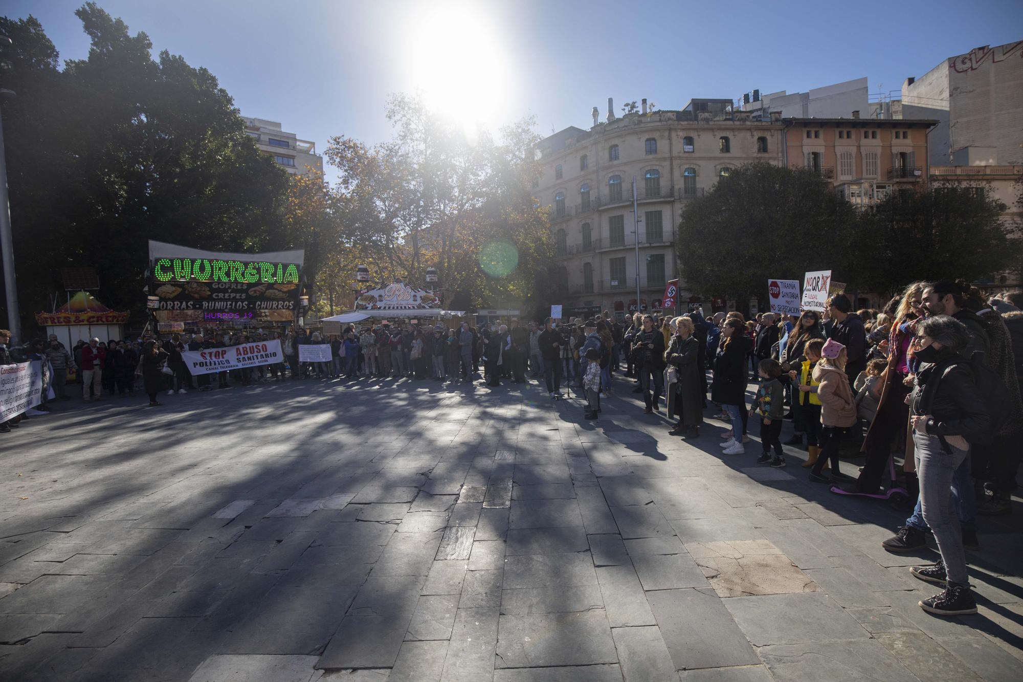 Más de 300 antivacunas se concentran en Palma contra el pasaporte covid