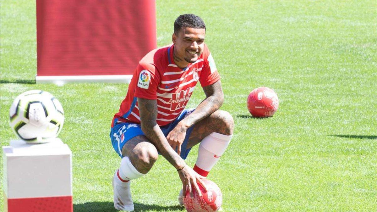 Kenedy posa para los camarógrafos en su presentación como nazarí