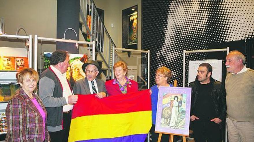Manuel Alonso González, «Manolín el de Llorío», tercero por la izquierda, posa con los organizadores del acto; a la derecha de la imagen, Ramón Lluis Bande y Carlos Álvarez-Nóvoa.