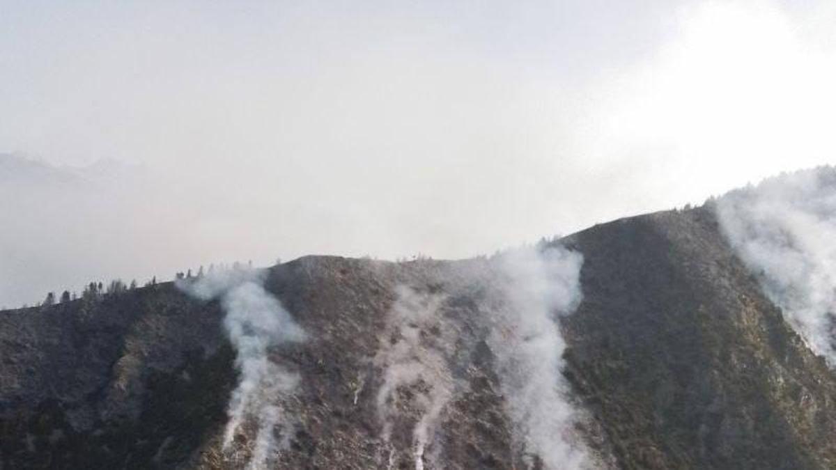 El fuego se originó en Sierra Calva, en Seira, a más de 2.000 metros de altitud.