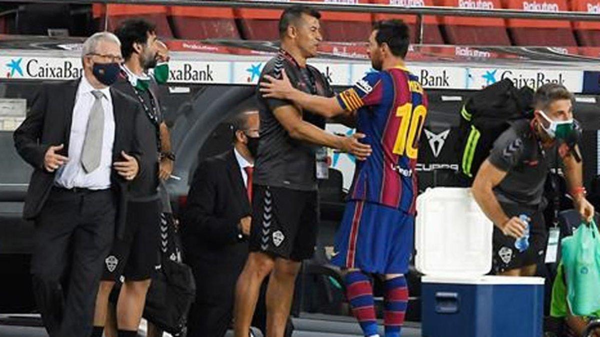 Jorge Almirón, entrenador del Elche CF, intercambió unas palabras con su compatriota Leo Messi
