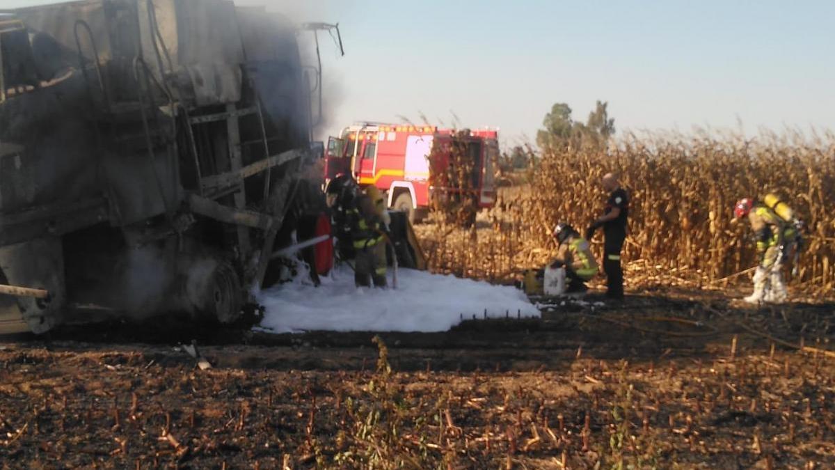 Arden un camión y una cosechadora en Caya