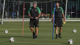 Pellegrini comienza su sexta campaña en el Betis con 33 jugadores en Portugal