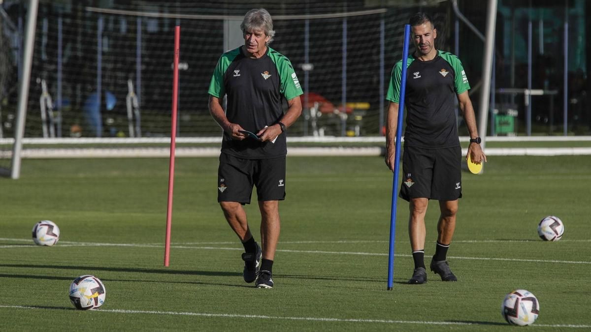 Manuel Pellegrini con Fernando en un comienzo de entrenamiento del Betis en la CD Luis del Sol durante la pretemporada.