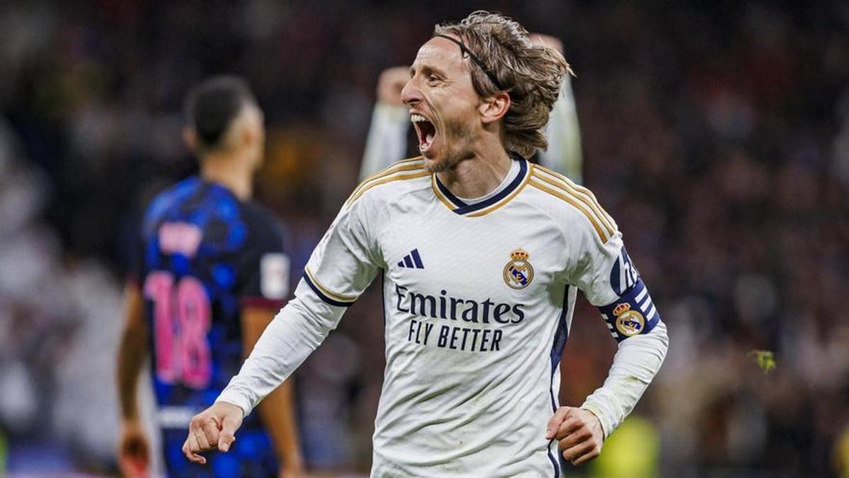 Luka Modric celebra el gol del triunfo ante el Sevilla en el Bernabéu.