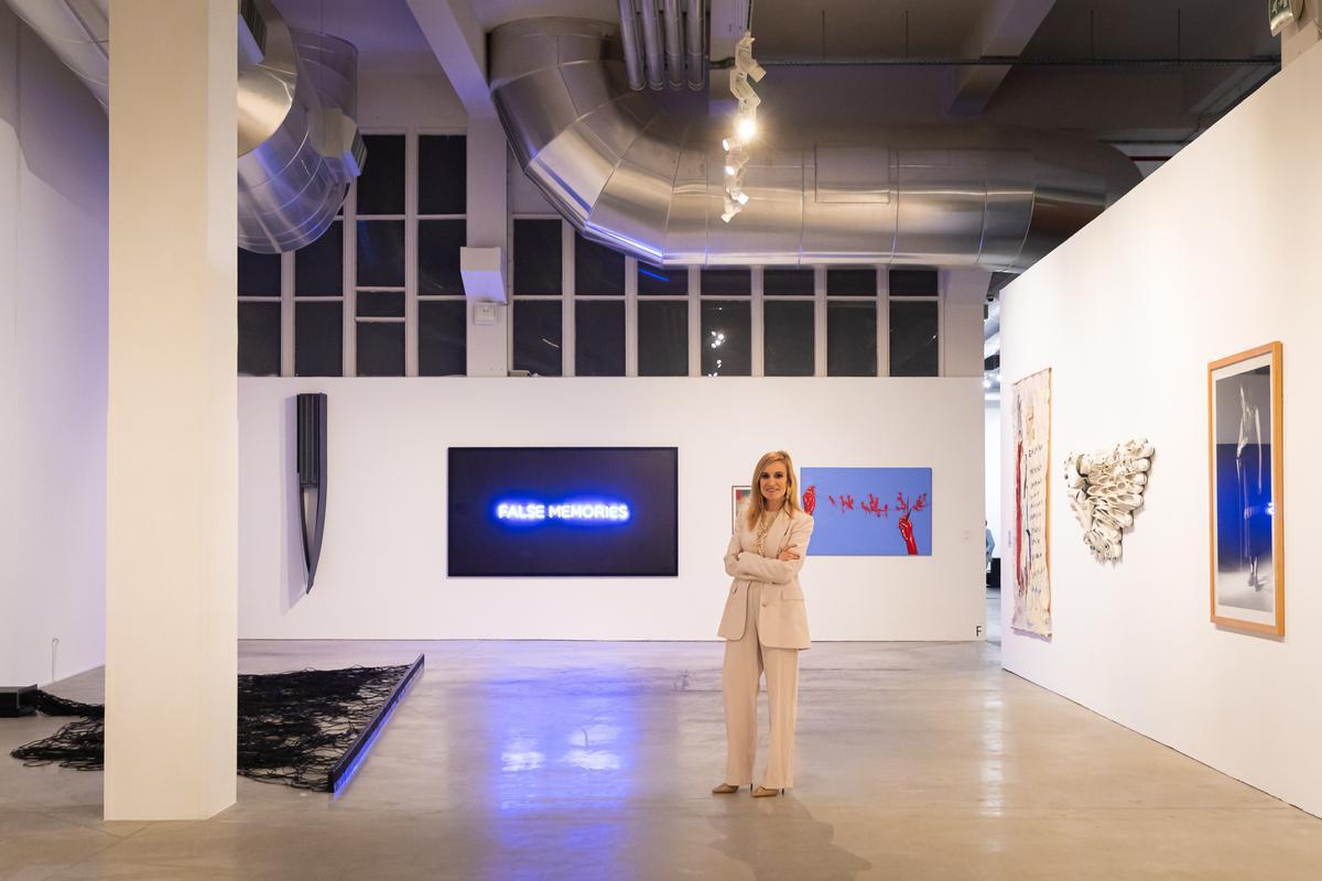 La comisaria y gestora cultural Paula Cabaleiro con algunas de las obras de "Sem terra á vista". La comisaria y gestora cultural Paula Cabaleiro con algunas de las obras de "Sem terra á vista".