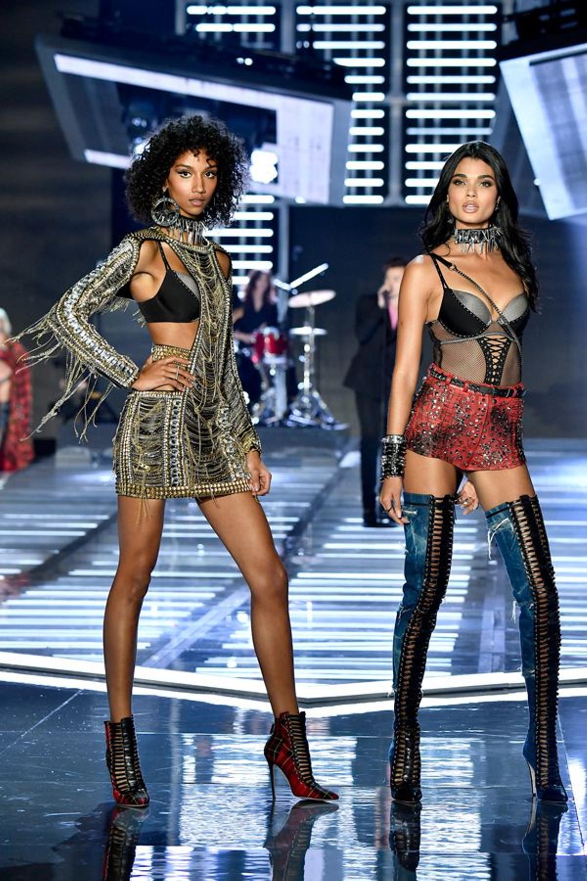 Victoria's Secret Fashion Show: Daniela Braga con look Punk de Balmain