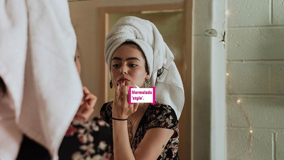 Chica maquillándose con una toalla a la cabeza: &quot;Mermelada 'style'&quot;