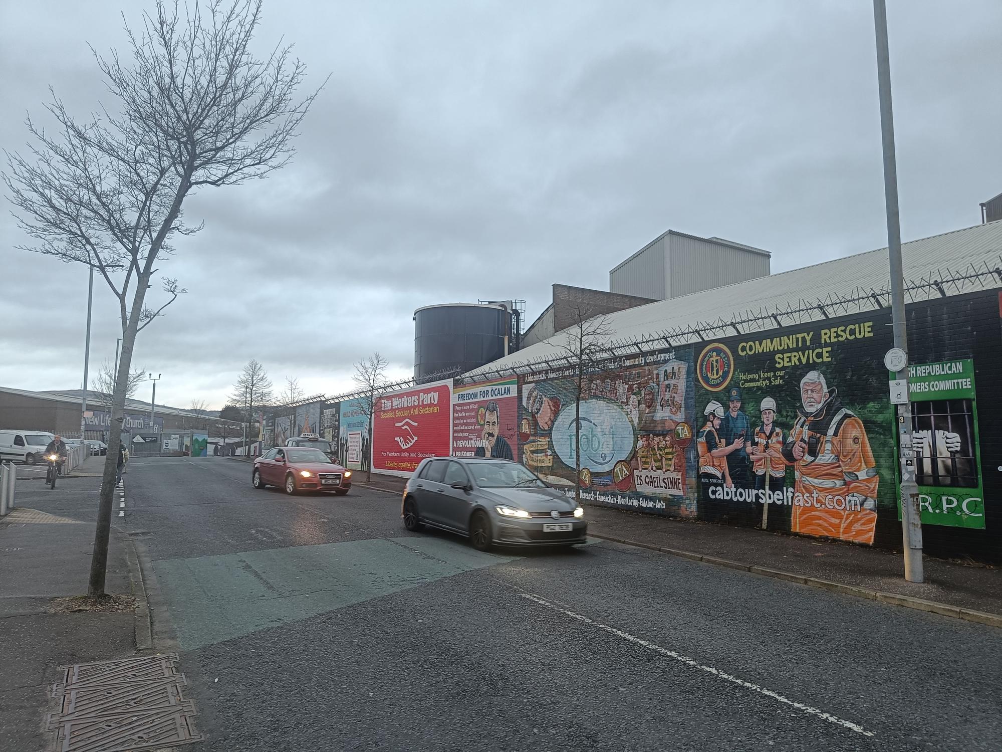 En imágenes: Música, comida y fiesta para derribar el muro de Belfast