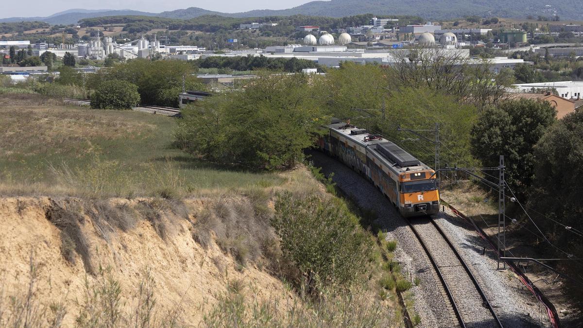 Un tren de la línea R3 circulando a la altura de Montmeló