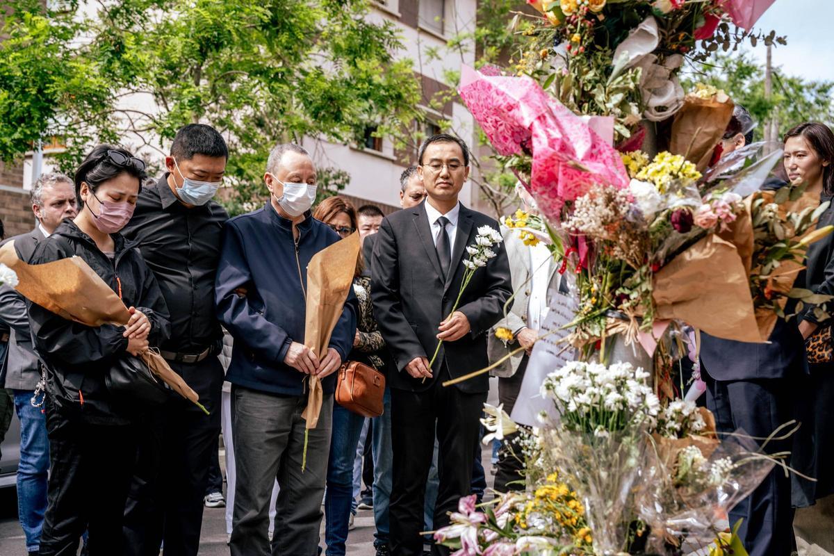 Acto en homenaje a la mujer asesinada en Esplugues con la presencia del padre de la víctima, que ha viajado desde China