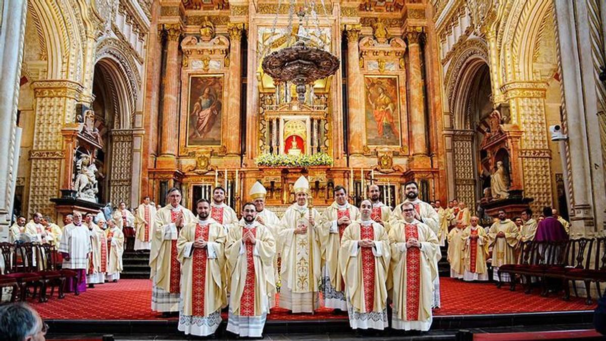 El Obispo de Córdoba, junto al Obispo emérito, junto a los nuevos diáconos, tras la ceremonia de ordenación.