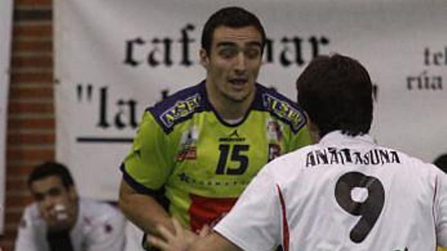José, del Inzamac Zamora, trata de fintar a un  jugador de Anaitasuna.