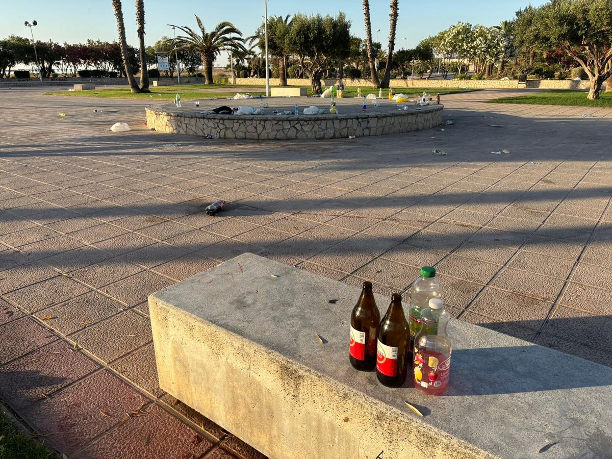 Así ha amanecido el paseo marítimo del Port de Sagunt tras San Juan