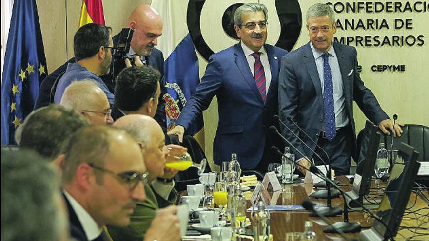 En el centro, Román Rodríguez y a su izquierda, Agustín Manrique de Lara, ayer en la reunión con los empresarios.