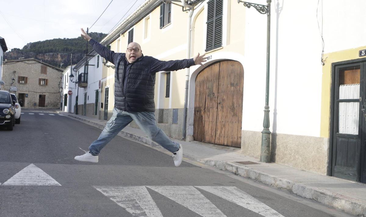 Joan Carles Bestard, en el pueblo en el que reside, Es Capdellà
