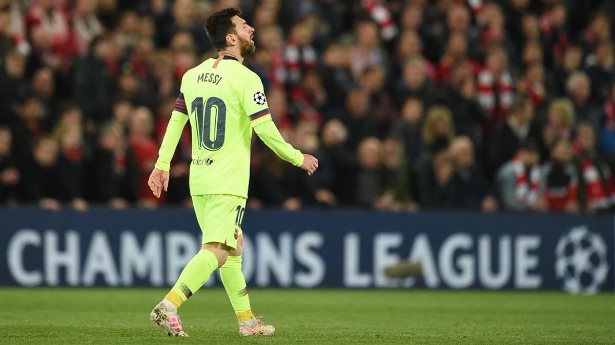 Messi, abatido tras perder ante el Liverpool en Anfield.