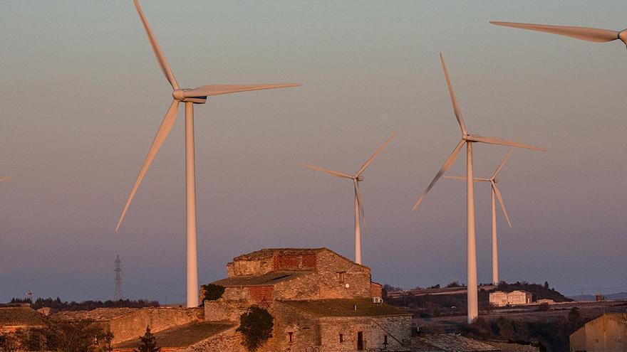 Las comunidades apuran hasta el último minuto para evitar perder cientos de proyectos renovables que caducan este miércoles