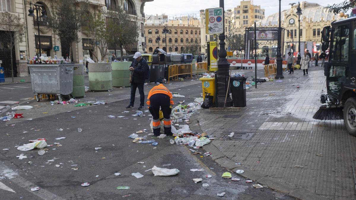 Las calles del centro amanecieron cubiertas de desperdicios.
