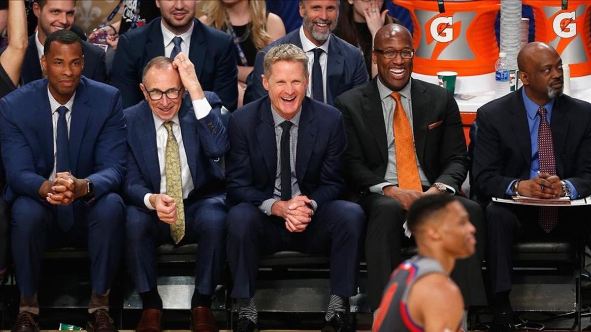 Steve Kerr (centro) deja la dirección del equipo a Mike Brown (a su izquierda)