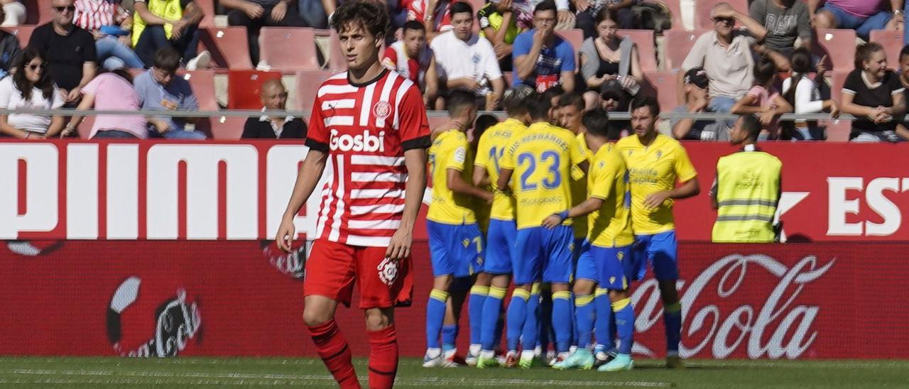 La celebració d’un gol rival és una tònica aquesta temporada en tots els partits que ha disputat el Girona.  | MARC MARTÍ