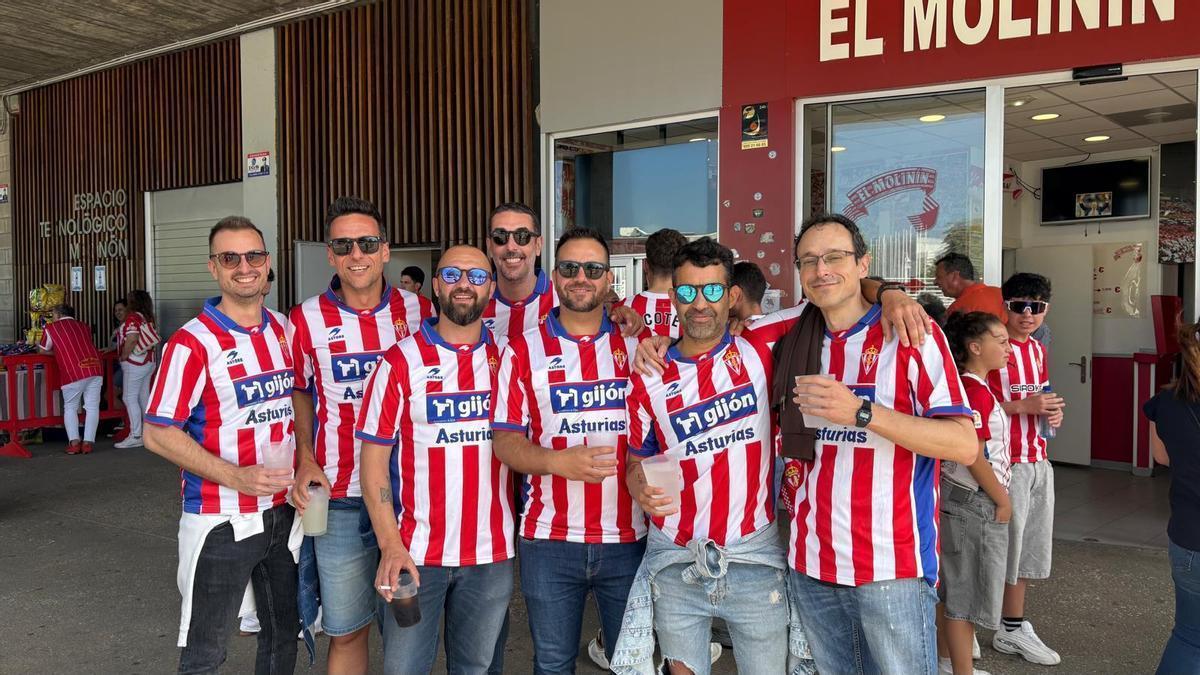 Aficionados en El Molinín en la previa del partido