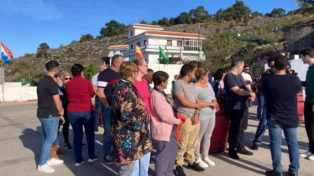 Los vecinos y vecinas reunidos en El Tanque para mostrar su descontento.