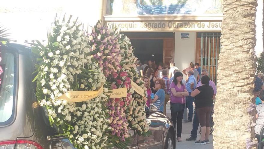 Llegada del coche funerario de Rocío a la parroquia del Sagrado Corazón de Molina de Segura.