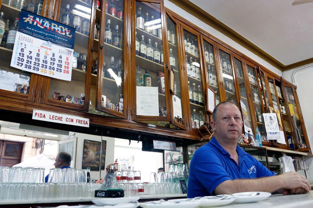 En 1949, José Gálvez y Aurora Toro, tras estar al frente del bar El Brillante, en Puerta Nueva, decidieron trasladarse a la calle Pozos Dulces y abrir el bar El Diamante. Siete décadas después, conserva gran mayoría del mobiliario y objetos originales