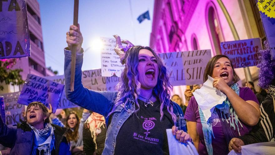 Cientos de personas recorren las calles de Santa Cruz en la manifestación por el Día Internacional de la Mujer