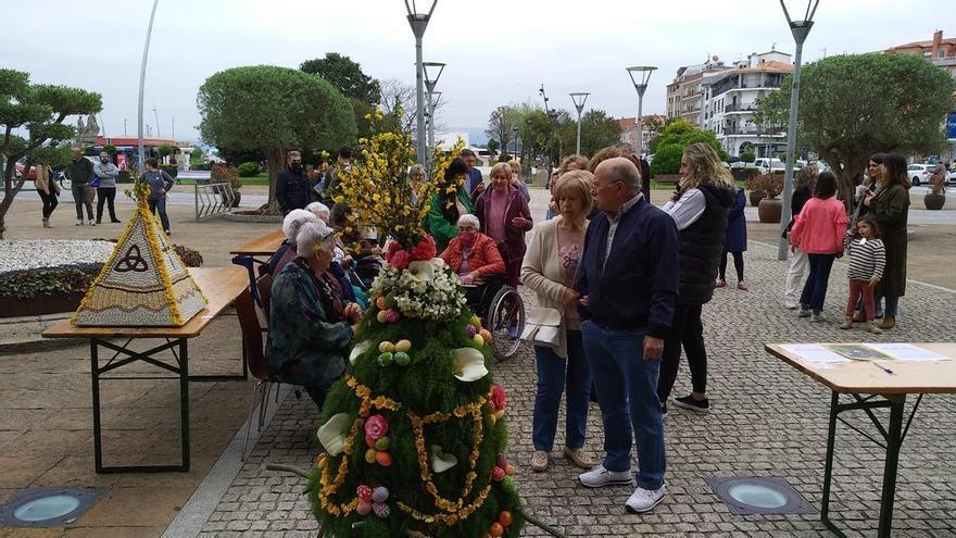 O Grove organiza un taller familiar para recuperar la tradición de los maios