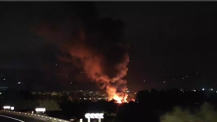 Declarado un incendio en un desguace de Muro de Alcoy