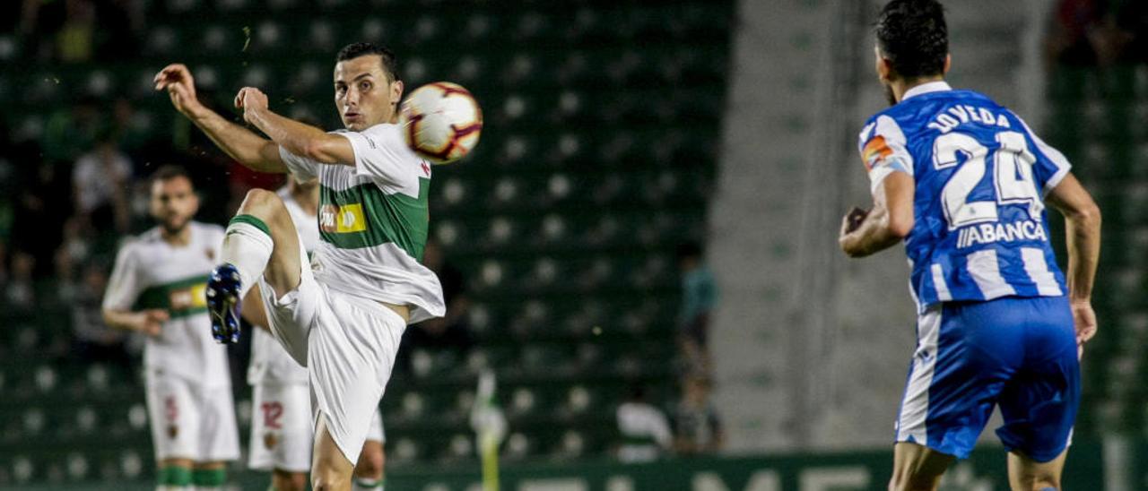 Karim Azamoum intenta un disparo durante el último partido de Liga en el Martínez Valero frente al Deportivo.