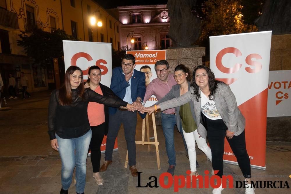 Pegada de carteles en Caravaca