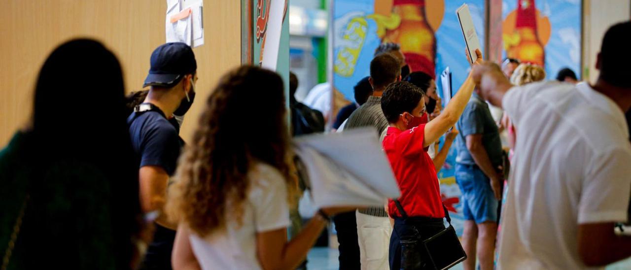 Recepción de turistas este verano en el aeropuerto de Eivissa. | TONI ESCOBAR