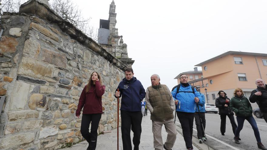 Mañueco anuncia una inversión de 600.000 euros para mejorar el Camino de Santiago