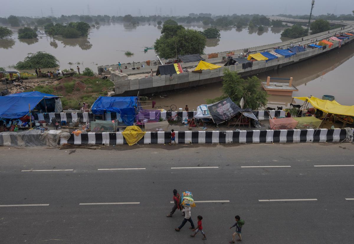 El aumento del nivel del agua del río Yamuna después de las lluvias monzónicas en Nueva Delhi.