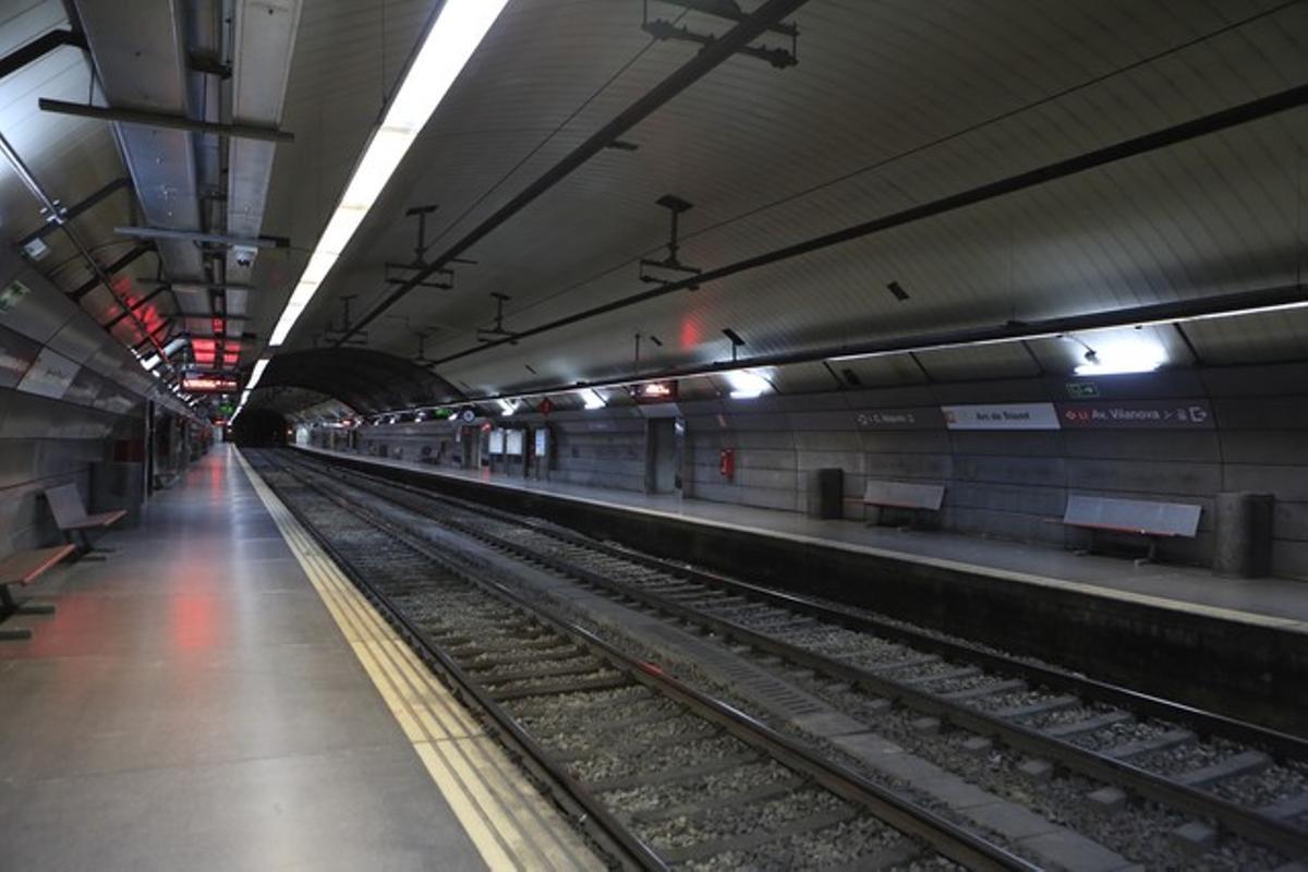 La estación de rodalies Arc de Triomf ha sido desalojada por el incendio