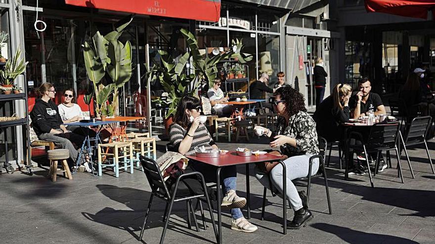 Terrazas abiertas en Barcelona en el primer día de desescalada.  | | FERRAN NADEU