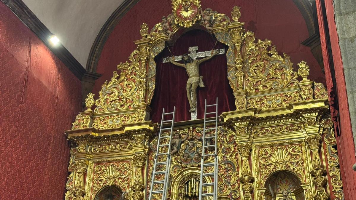 El Santo Cristo de Telde regresa a lo más alto del altar