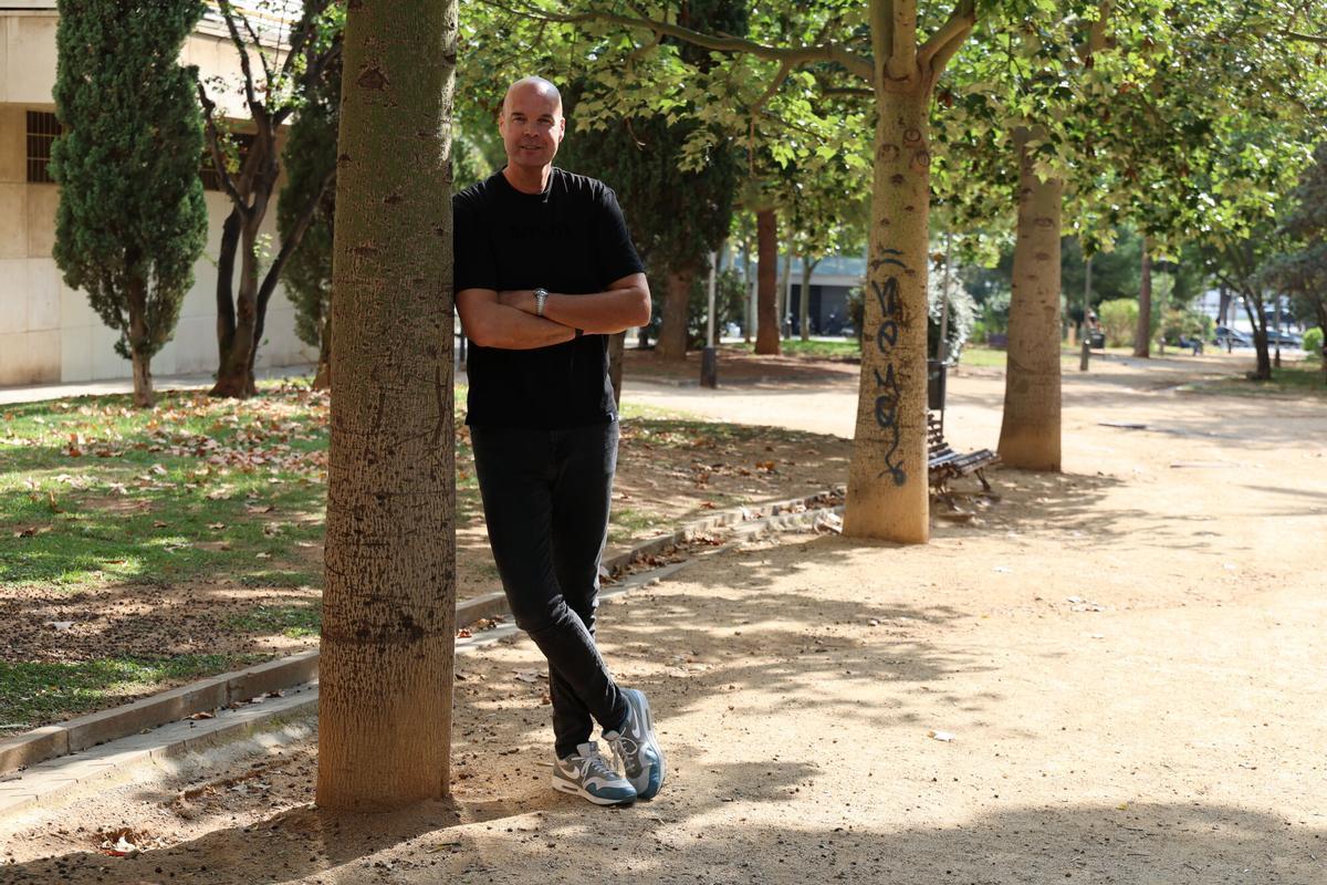 Barcelona 14/10/2025 Deportes Entrevista a Ferran Martínez, exjugador del Barça y Joventut de baloncesto. Per la sèrie Segunda Vida. En el restaurant Santa Clara. FOTO DE RICARD CUGAT