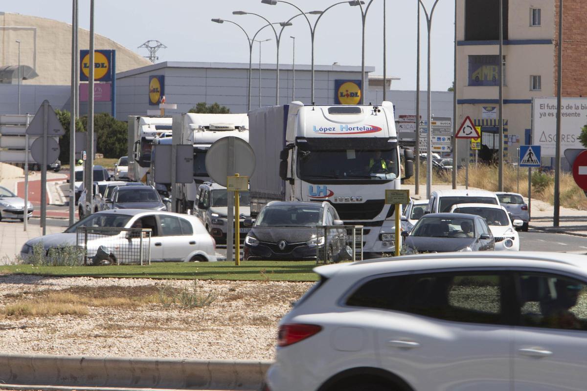 Tráfico en una de las áreas comerciales e industriales de Alzira.