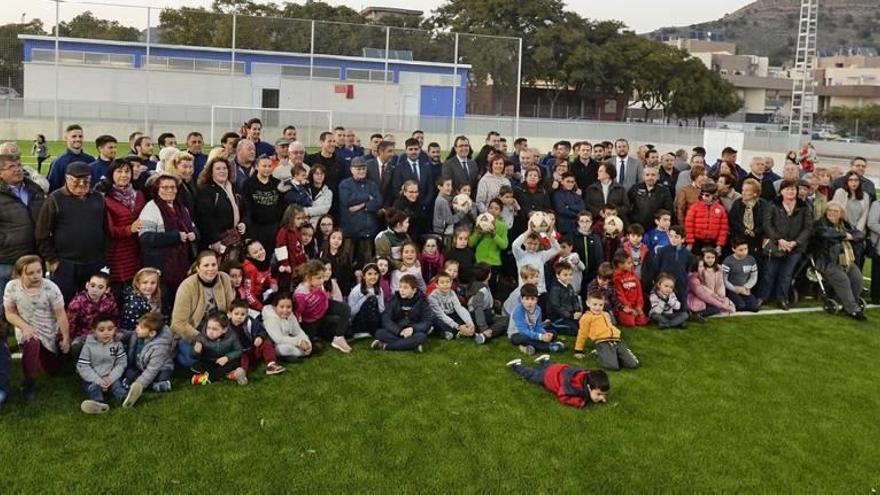 Foto de familia tomada durante la inauguración de las nuevas instalaciones deportivas en Cobatillas.