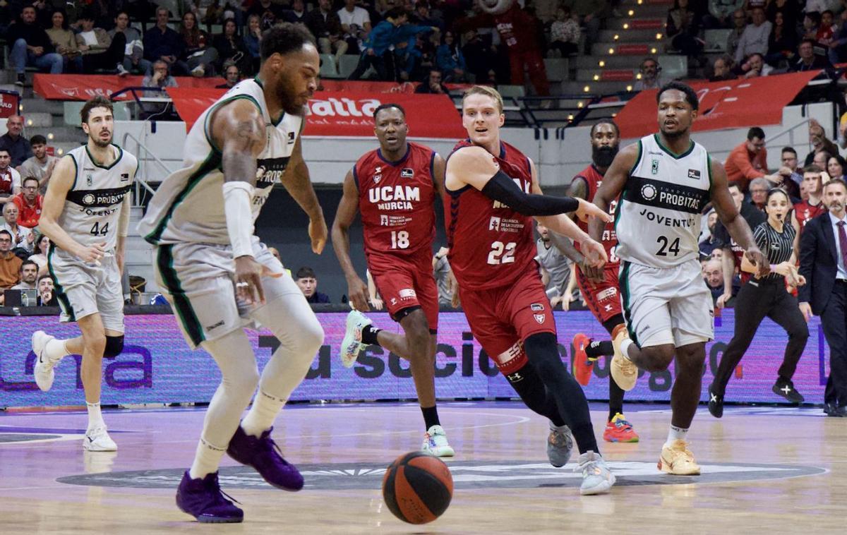 Ludde Hakanson, del UCAM Murcia CB, en el momento que realiza un pase ante el Joventut.  | JUAN CARLOS CAVAL