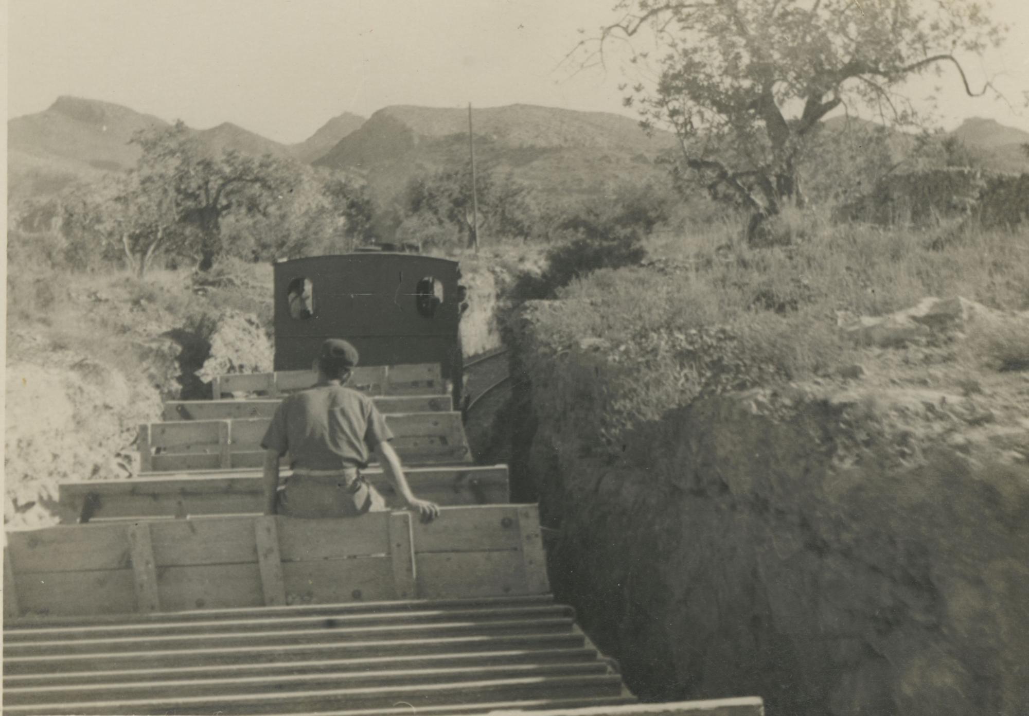 Tren dirigiéndose a la Cantera de Les Serretes en la trinchera de la curva del cruce con la línea Valencia-Barcelona. 1949 (Autoridad Portuaria de Castelló. Archivo General).