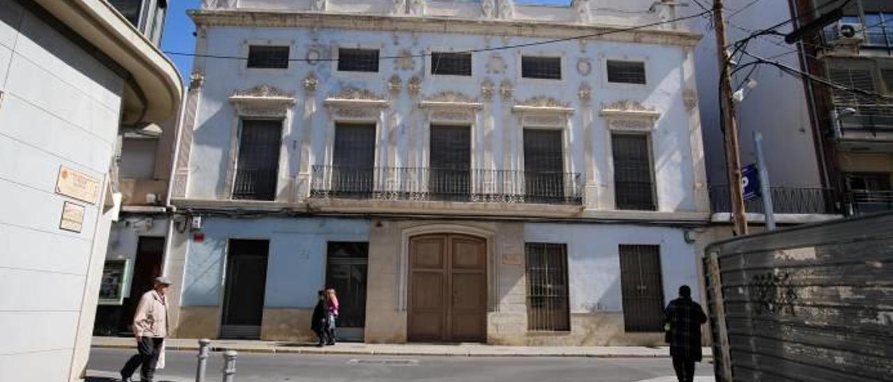 La Casa de las Beltranas es uno de los edificios más bellos de la ciudad, ubicado en la calle Ortega y Gasset, está cerrado desde que falleció su propietaria.